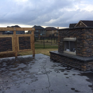 Mittelgroßer Gartenkamin hinter dem Haus mit Betonplatten in Calgary