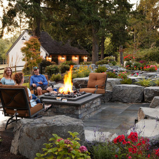 Garten hinter dem Haus mit Kamin in Seattle