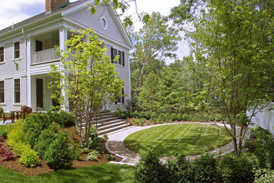 Стильный дизайн: большой участок и сад на переднем дворе в стиле неоклассика (современная классика) с покрытием из каменной брусчатки - последний тренд