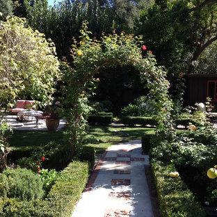 Immagine di un giardino mediterraneo esposto a mezz'ombra