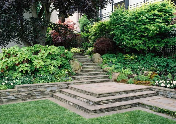 Traditional Garden by Ron Herman Landscape Architect