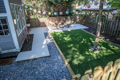 Diseño de jardín moderno de tamaño medio en patio trasero con exposición parcial al sol y gravilla
