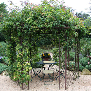 Immagine di un giardino stile shabby con ghiaia