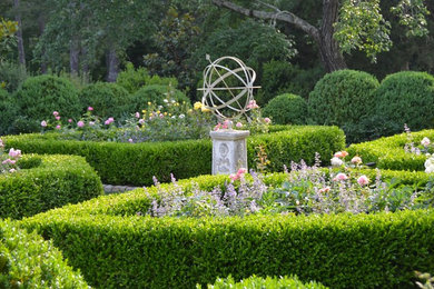 Ejemplo de jardín tradicional grande en primavera en patio lateral con jardín francés, exposición total al sol y adoquines de piedra natural