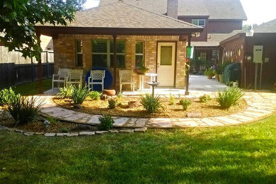ヒューストンにあるおしゃれな裏庭 (庭への小道、天然石敷き) の写真