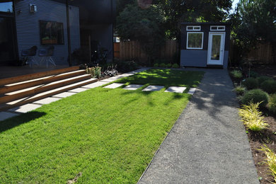 Пример оригинального дизайна: участок и сад среднего размера на заднем дворе в стиле модернизм