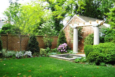 Diseño de jardín clásico grande en patio trasero con estanque y mantillo