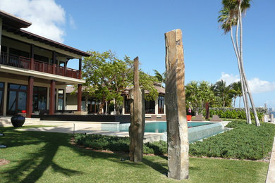 Großer, Geometrischer Asiatischer Garten hinter dem Haus mit direkter Sonneneinstrahlung und Natursteinplatten in Miami