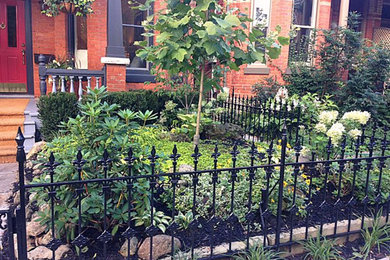 トロントにある高級な小さな、夏のヴィクトリアン調のおしゃれな庭 (庭への小道、半日向、天然石敷き) の写真
