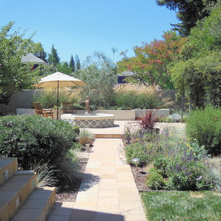 Ispirazione per un grande giardino formale mediterraneo esposto in pieno sole dietro casa in primavera con pavimentazioni in pietra naturale e fontane