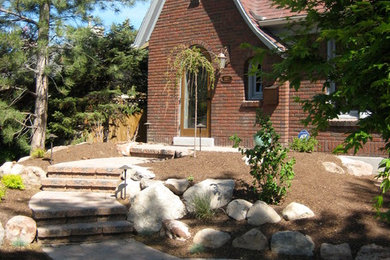 Kleiner, Halbschattiger Klassischer Garten im Innenhof im Sommer mit Pflastersteinen in Salt Lake City