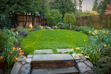 Foto de jardín de estilo americano en patio trasero con adoquines de piedra natural
