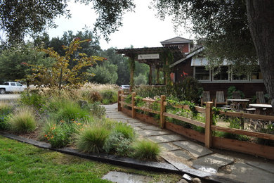 サンタバーバラにあるトラディショナルスタイルのおしゃれな庭の写真