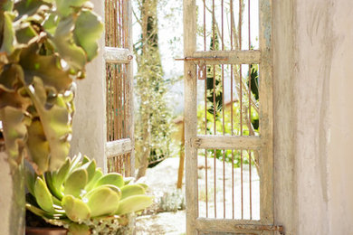 サンタバーバラにある地中海スタイルのおしゃれな庭 (庭への小道) の写真