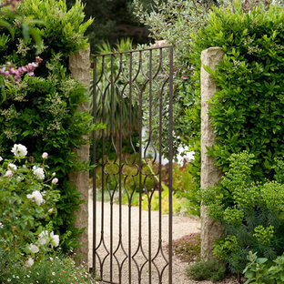 Idee per un giardino mediterraneo di medie dimensioni con un ingresso o sentiero