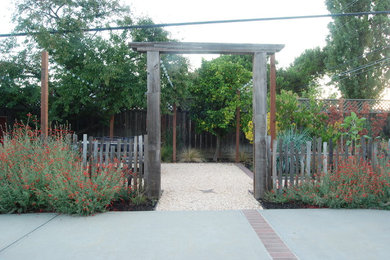Diseño de jardín romántico pequeño en patio trasero con exposición total al sol y gravilla