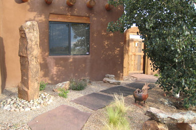 Пример оригинального дизайна: засухоустойчивый сад в стиле фьюжн с покрытием из каменной брусчатки и пустынными растениями