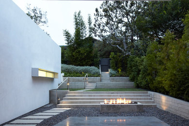 Photo of a mid-sized modern partial sun front yard gravel landscaping in Los Angeles with a fire pit for spring.