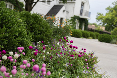 Inspiration for a large traditional full sun front yard landscaping in Omaha for summer.