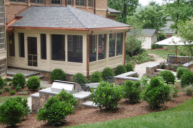ワシントンD.C.にある高級な広いコンテンポラリースタイルのおしゃれな裏庭 (ファイヤーピット、日向、天然石敷き) の写真