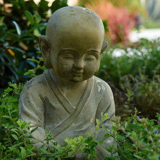 Inspiration for an asian landscaping in Tampa.