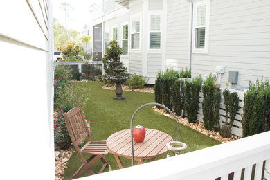 На фото: маленький участок и сад на заднем дворе в морском стиле с полуденной тенью для на участке и в саду с