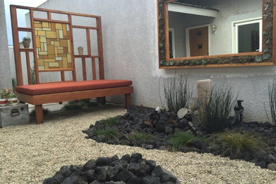 Esempio di un piccolo giardino xeriscape tradizionale esposto a mezz'ombra dietro casa in estate con ghiaia