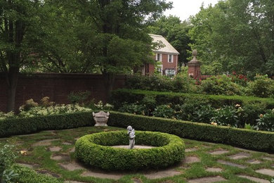 Idee per un grande giardino formale chic esposto a mezz'ombra dietro casa in primavera con pavimentazioni in pietra naturale e fontane