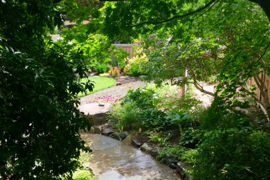 Foto de camino de jardín de tamaño medio en patio trasero con exposición parcial al sol y adoquines de piedra natural