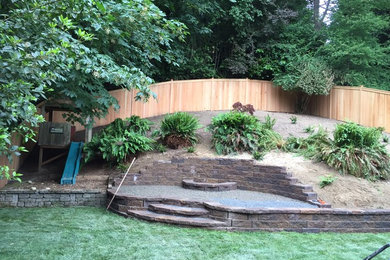 Diseño de jardín de estilo americano de tamaño medio en patio trasero con brasero y gravilla