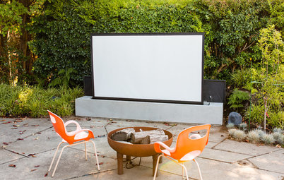 Pop-Up Projector Screen Makes for a Cool Outdoor Movie Experience