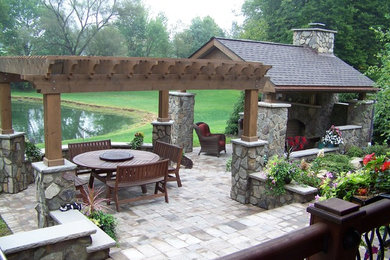 Inspiration for a traditional patio in Cleveland.