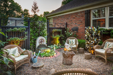 カンザスシティにある中くらいなトラディショナルスタイルのおしゃれな庭 (日向、マルチング舗装) の写真