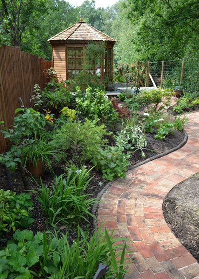 トラディショナル 庭 by 1 to One Garden Design