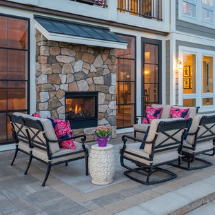 Mittelgroßer Moderner Garten hinter dem Haus mit Kamin, direkter Sonneneinstrahlung und Betonplatten in Minneapolis