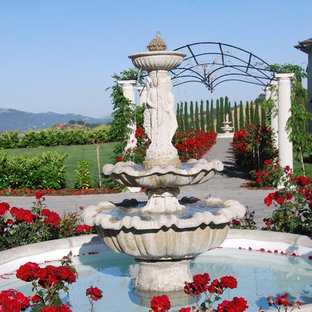 Ispirazione per un giardino classico con fontane