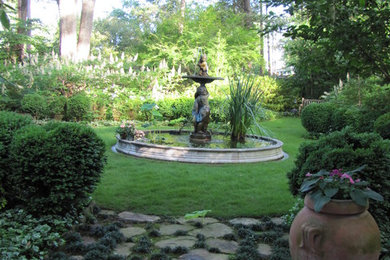 На фото: маленький участок и сад на заднем дворе в стиле фьюжн для на участке и в саду с