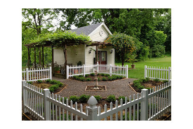 Свежая идея для дизайна: большой участок и сад на заднем дворе в классическом стиле с садовой дорожкой или калиткой и покрытием из гравия - отличное фото интерьера