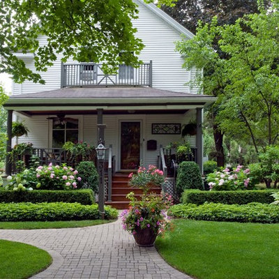Inspiration for a traditional front yard landscaping in Chicago for summer.