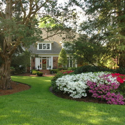 Photo of a traditional landscaping in Louisville.