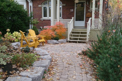 Photo of a traditional landscaping in Toronto for fall.