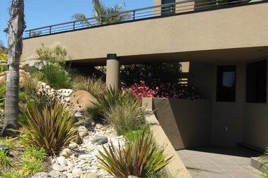 サンルイスオビスポにあるコンテンポラリースタイルのおしゃれな庭 (傾斜地、庭石、川石舗装) の写真