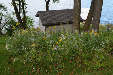 Diseño de jardín de secano rústico de tamaño medio en verano con exposición parcial al sol