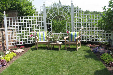 Diseño de jardín tradicional con jardín francés y exposición parcial al sol