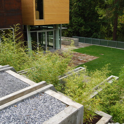 Design ideas for a contemporary retaining wall landscape in Seattle.
