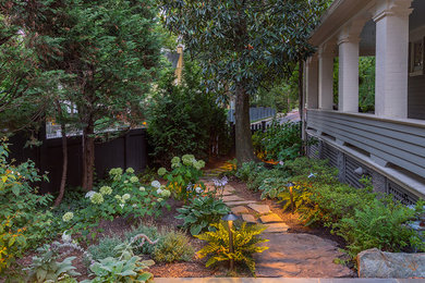 ワシントンD.C.にある高級な中くらいなコンテンポラリースタイルのおしゃれな横庭 (庭への小道、日陰、天然石敷き) の写真