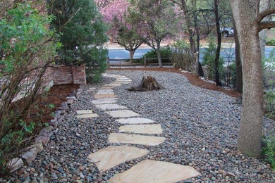 Foto de camino de jardín en patio lateral con adoquines de piedra natural