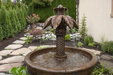 Стильный дизайн: регулярный сад среднего размера на боковом дворе в классическом стиле - последний тренд