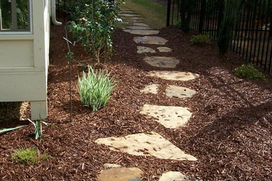 Foto de camino de jardín en patio trasero con adoquines de piedra natural
