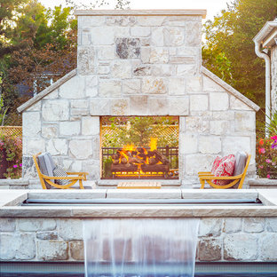 Großer Klassischer Garten hinter dem Haus mit Kamin und Betonplatten in Salt Lake City
